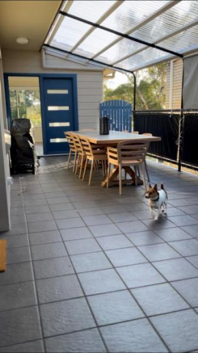 Banyan, 14 Montevideo Parade - Spacious pet friendly property with air con and WiFi